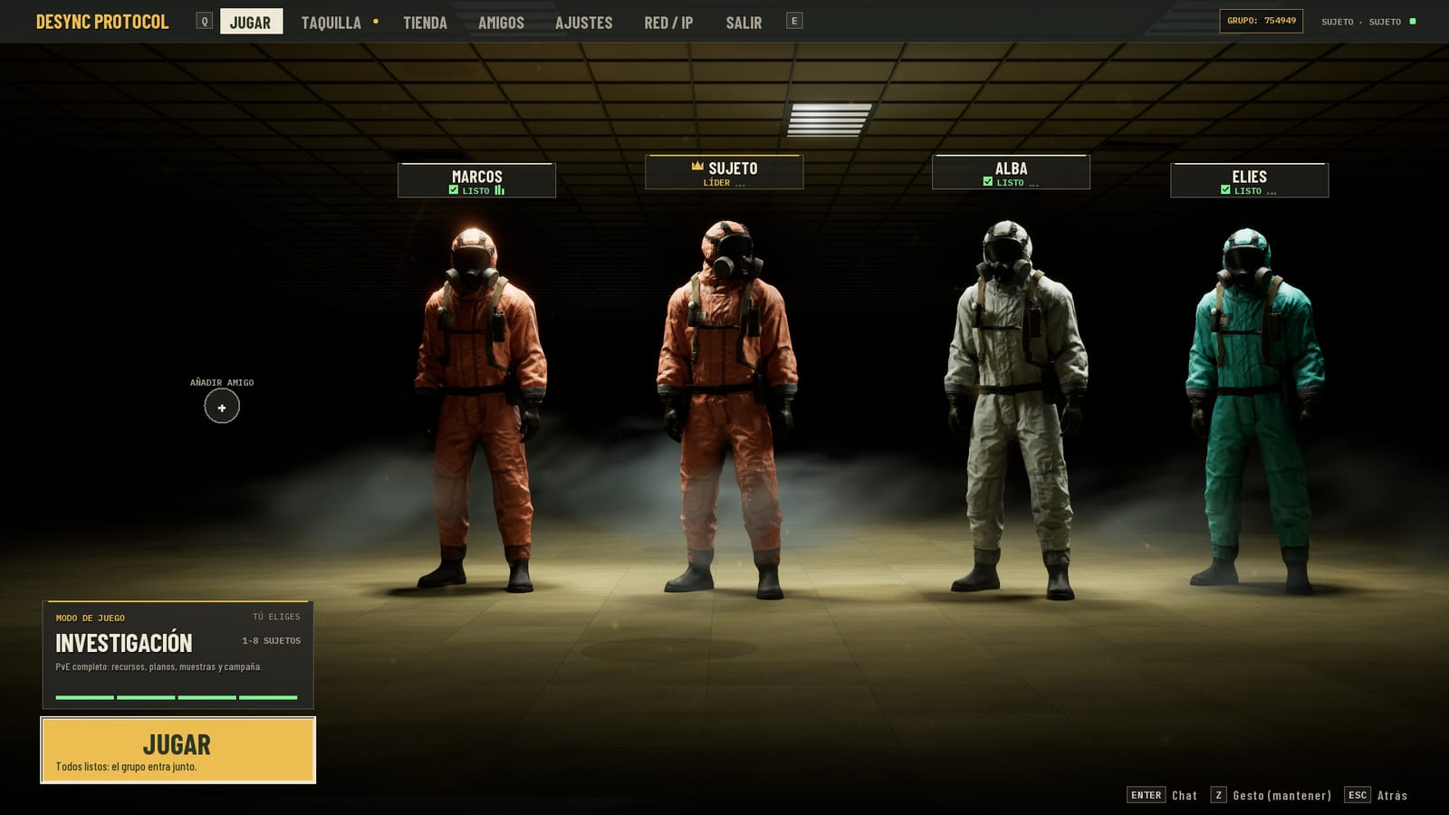 Sala de espera cooperativa de DESYNC PROTOCOL con cuatro exploradores en trajes hazmat sobre la niebla bajo un techo amarillo.